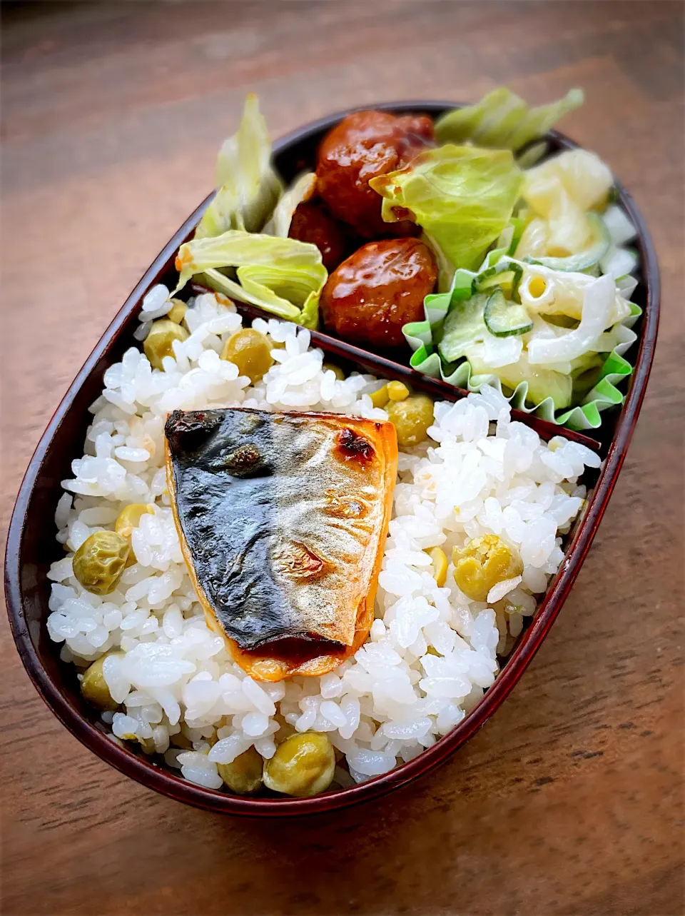 今日のお弁当・豆ごはんと塩サバに肉団子|akiさん