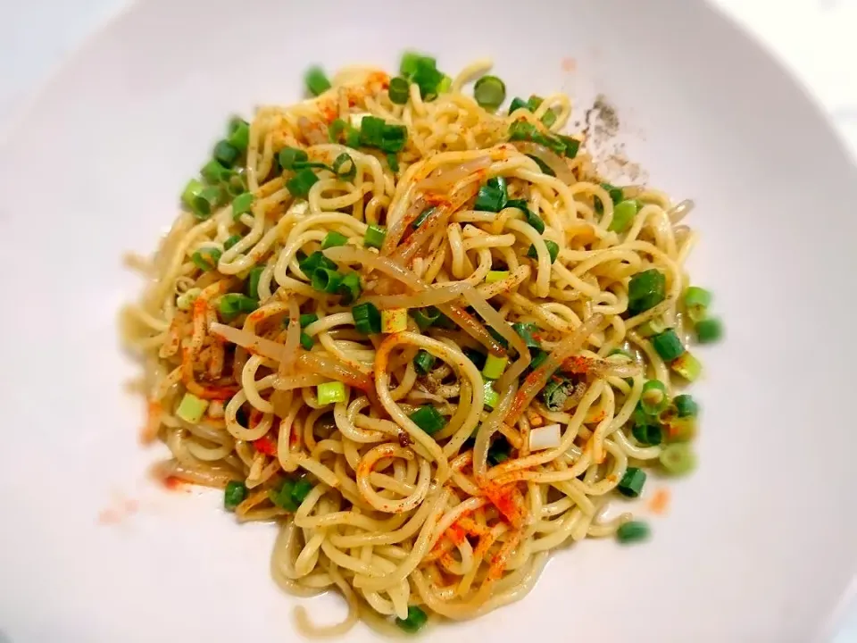 狸の宴シリーズ
昨夜の夜食
焼きラーメン( ・∀・)ﾉｼ

麺はスーパーの市販品ですが
スープや仕上げは狸特製です。

先に麺を油で焼き途中で具材共にスープを投入し、焼き付けて完成‼️|タヌキさん