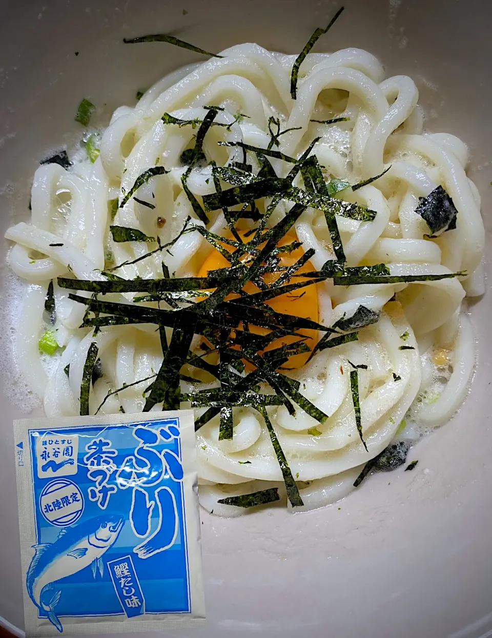 鰤茶漬け釜玉うどん|すくらんぶるえっぐさん