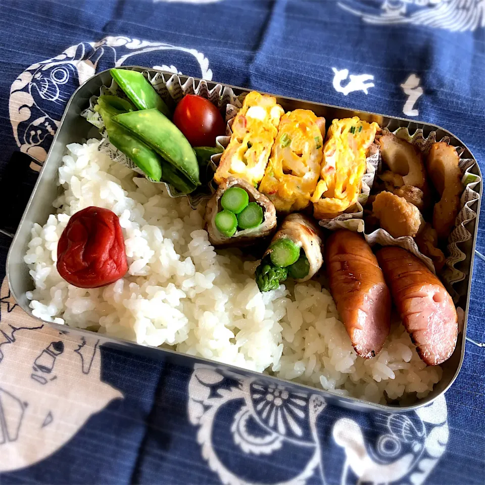 サラ弁　　　　　　　　　　　　　　　　　　帆立と竹輪の甘辛煮　カニカマと葱入り卵焼き　アスパラの豚ロース巻き　スナップえんどうサラダ|じゅんさんさん