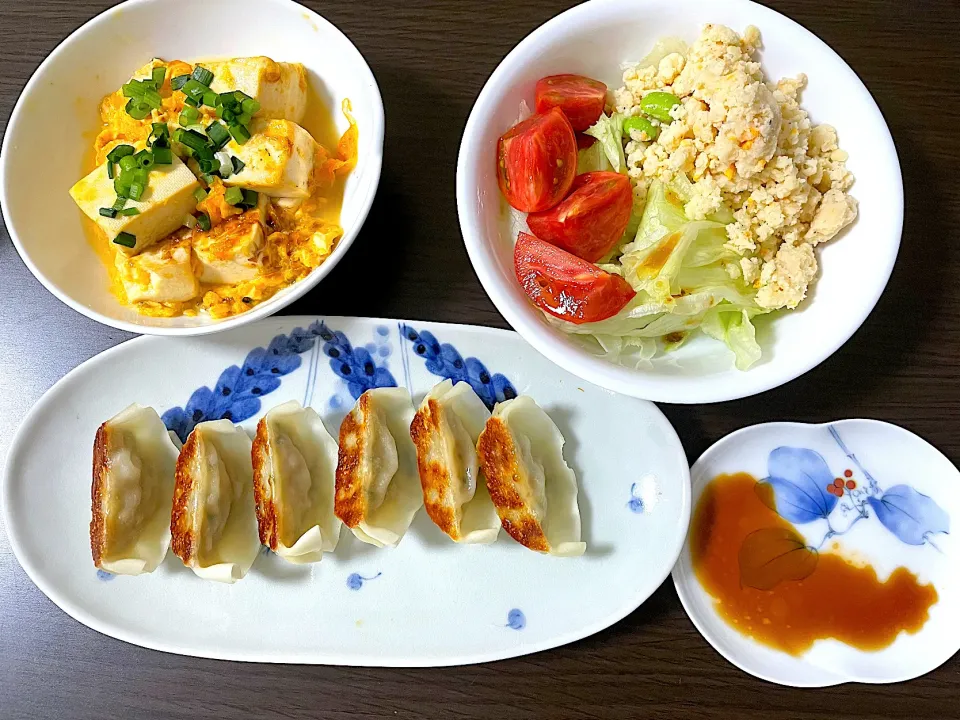 餃子、木綿豆腐と卵の甘辛煮、ポテトサラダとトマトとレタス|aaaさん