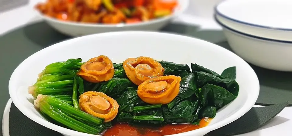 Snapdishの料理写真:#spinach w mini abalone|Catherine Lingさん