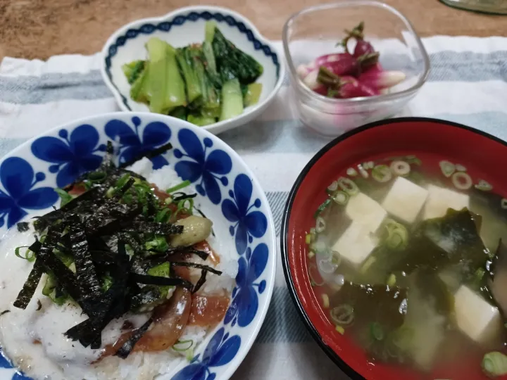 Snapdishの料理写真:鮪漬け丼|ぱいんてーるさん