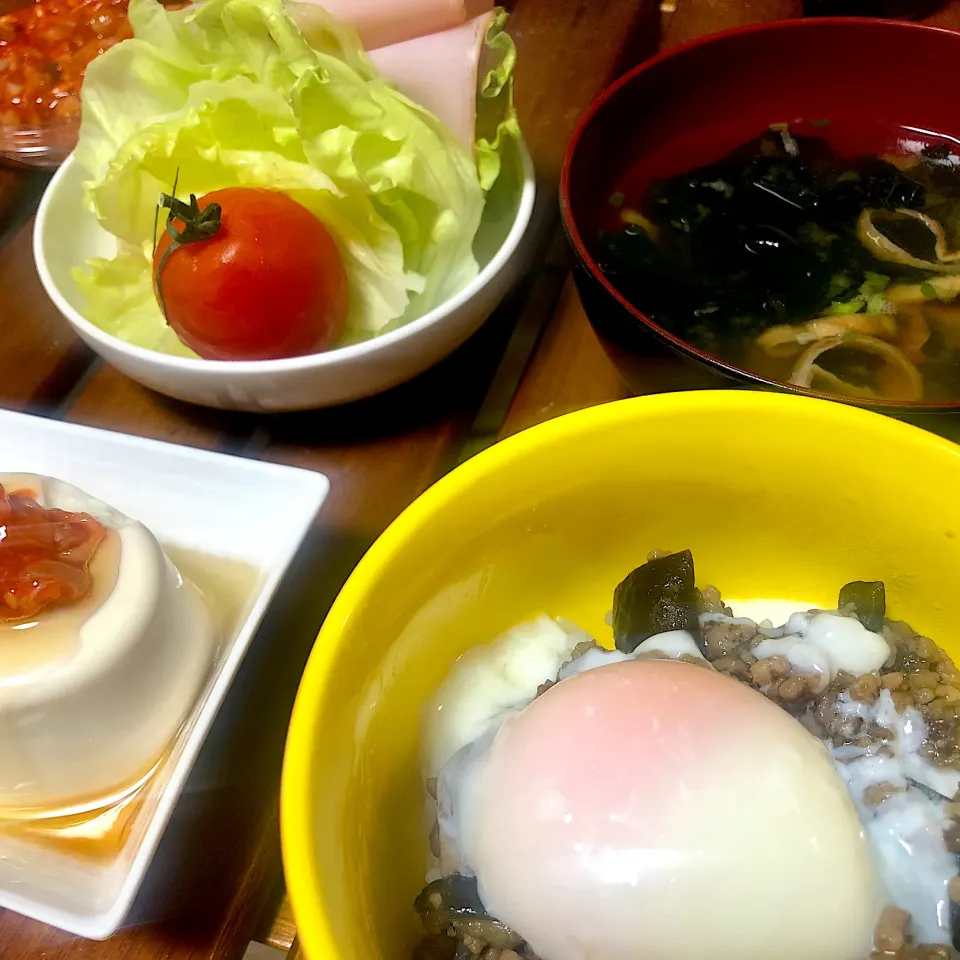 Snapdishの料理写真:茄子味噌丼、サラダ、冷奴、キムチ|もちこさん