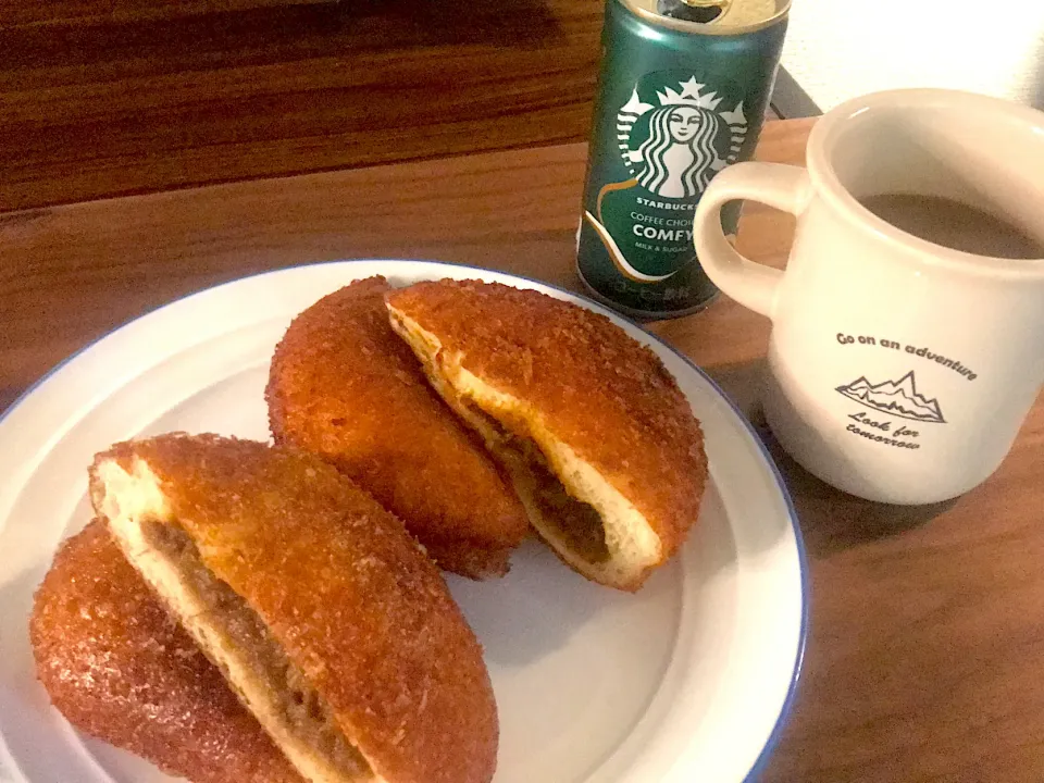 Snapdishの料理写真:カレーパン2種🍛＋スタバ COMFY🥤|Tak@さん