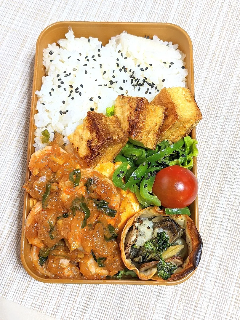 本日のお弁当〜。エビチリとあかにし貝のアヒージョっぽいもの。|f.1125beさん