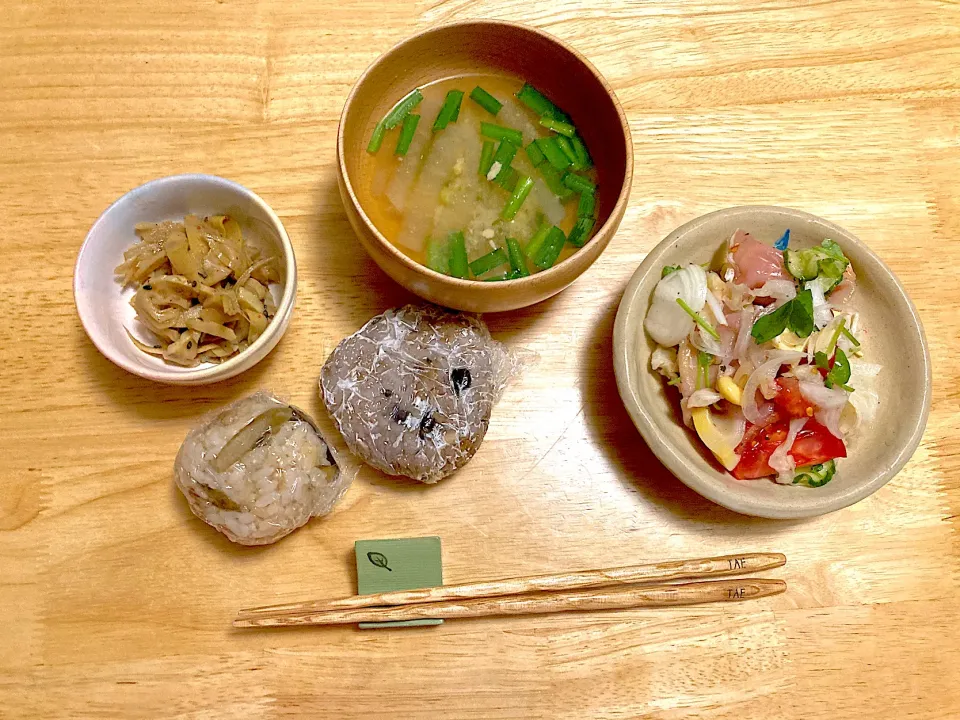 1人ランチ🤍黒豆ご飯おにぎり、かしわご飯おにぎり、筍のメンマ、筍と生ハムのサラダ、大根のお味噌汁(●☌◡☌●)|さくたえさん