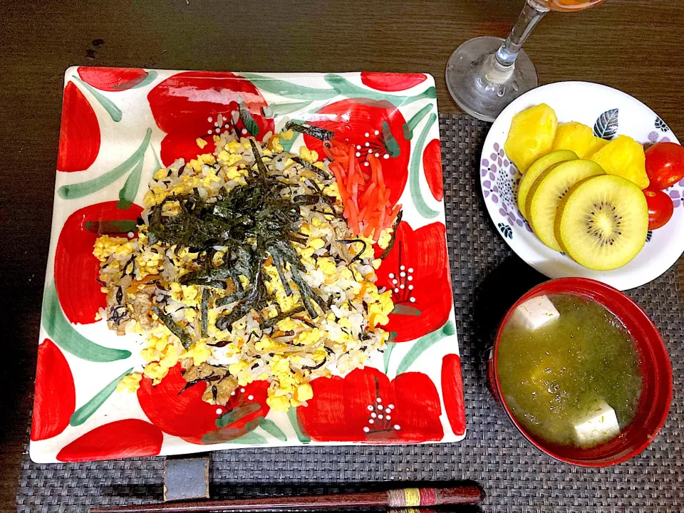 ひじきの煮物と炒り卵で作った混ぜ寿司ととろろ昆布と豆腐の柚子胡椒の吸い物|ナタママさん