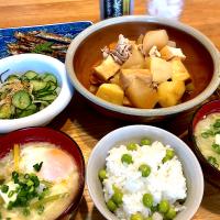 豆ご飯　胡瓜と玉ねぎの塩昆布酢物　根菜と豚ロース肉の煮物　具沢山味噌汁