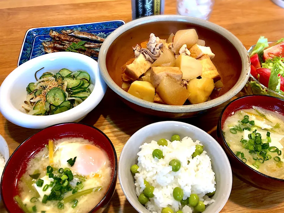 豆ご飯　胡瓜と玉ねぎの塩昆布酢物　根菜と豚ロース肉の煮物　具沢山味噌汁|じゅんさんさん