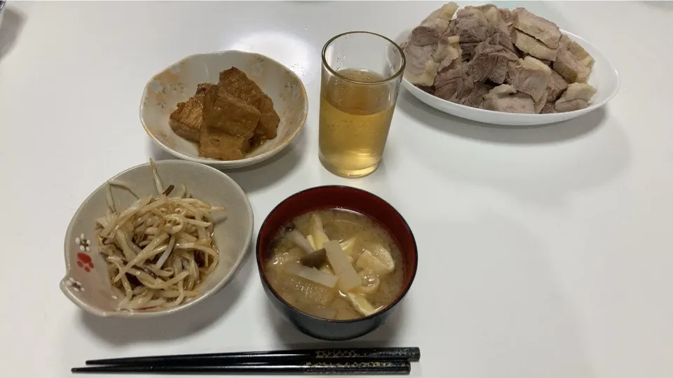 晩御飯∩^ω^∩☆塩豚☆厚揚げの炊いたん☆もやしの塩っぺ和え☆みそ汁（大根、揚げ、しめじ）|Saharaさん