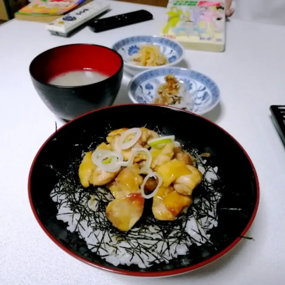 焼き鳥丼、と、小鉢2種、みそ汁。|ariyo4200さん