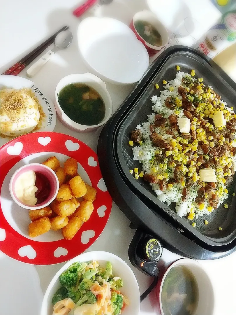 夕食(*^^*)
ホットプレートでサイコロステーキピラフ
ハッシュドポテト
ブロッコリーと卵とカニカマサラダ🥗
冷やっこ(しょうが、ごま、おかか)
ほうれん草とベーコンのコンソメスープ|プリン☆さん