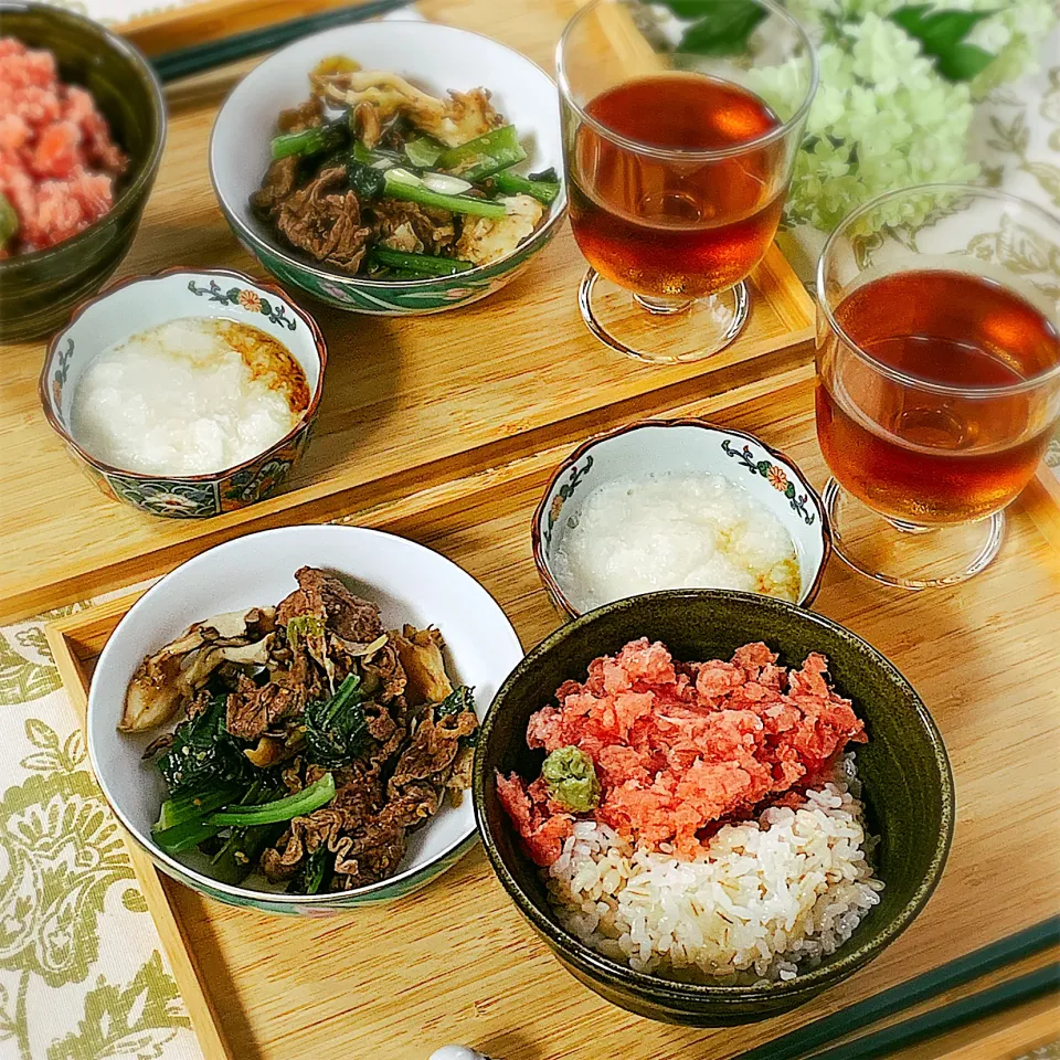 山かけ丼　と　牛肉と野菜の胡麻ドレ炒め|アスママさん