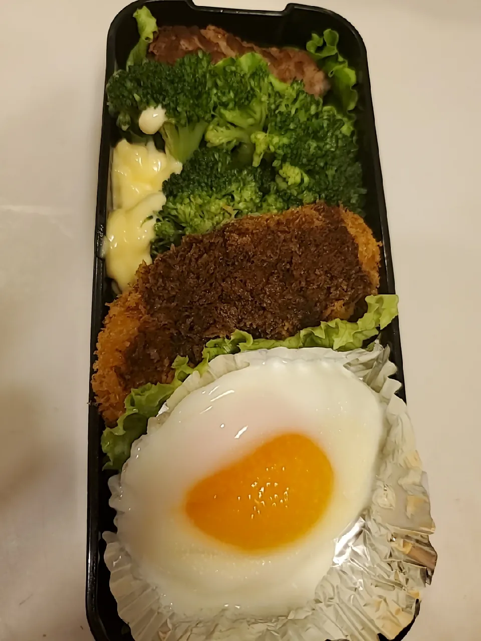 Snapdishの料理写真:パッカンステーキ ブロッコリー カニクリームコロッケ(出来合い)目玉焼き|マツマツさん