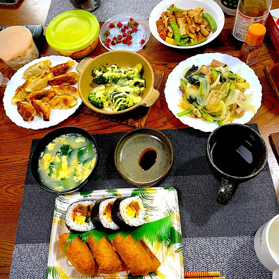 助六寿司、筍煮物、ブロッコリーマヨチーズ焼き、餃子、野菜炒め、お吸い物|yakinasuさん