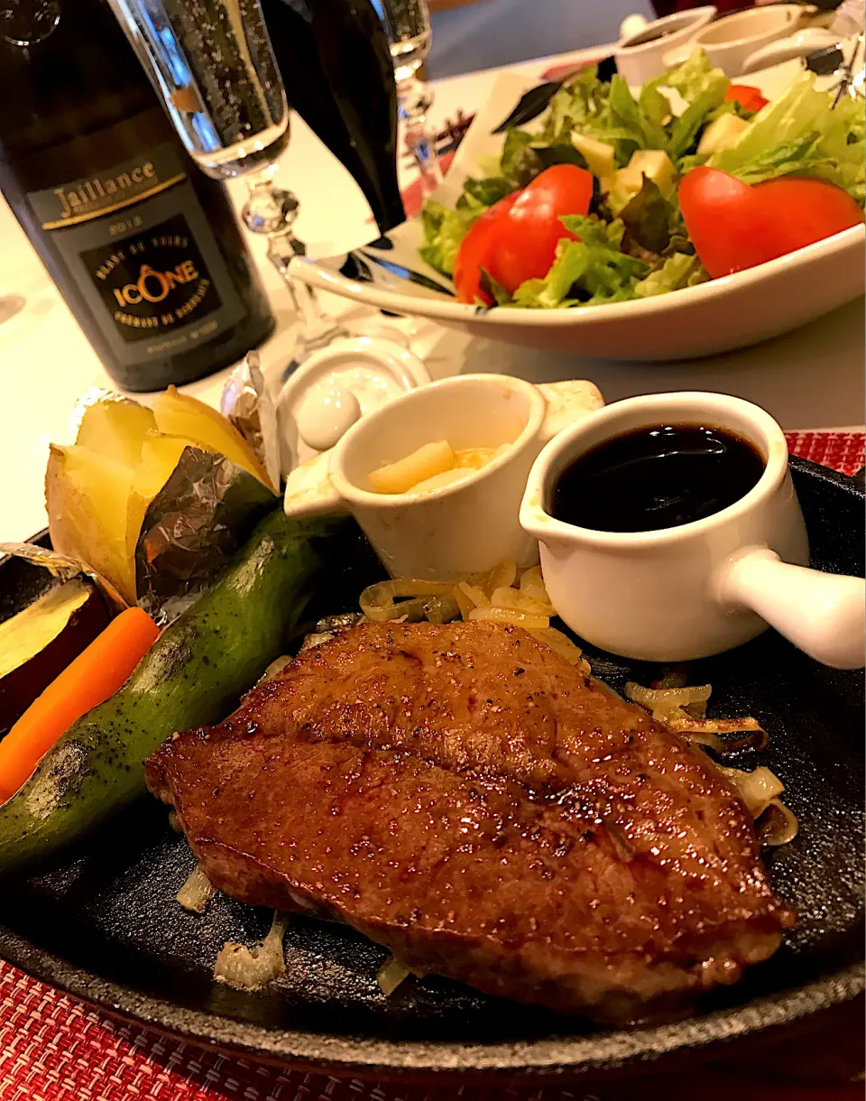 鉄板ミスジステーキ🥩🥗➰🥂😋|ナムナムさん