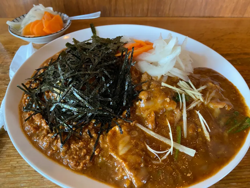 ポークチーズ大辛と極辛キーマクラシックのりだくのあいがけ🔥🍛、味玉トッピング🥚ピクルスマシマシ🥒|buhizouさん