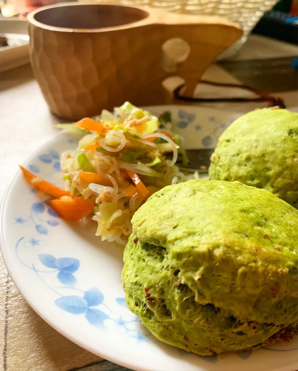 Snapdishの料理写真:ほうれん草とハム入りスコーン&春雨サラダ🥗|みっこちゃんさん