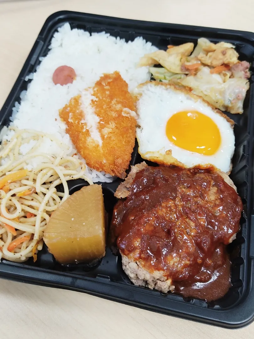 名護市豊原のお弁当 400円

20個ほど並べられたお弁当の中で、これだけが400円だった。
他のお弁当は、全て350円。
内容は、ハンバーグ、目玉焼き、魚フライ、フーチャンプルー、焼きそば、大根の煮つけ。
50円分の優越感に浸っていただきます。|Rピージャーさん