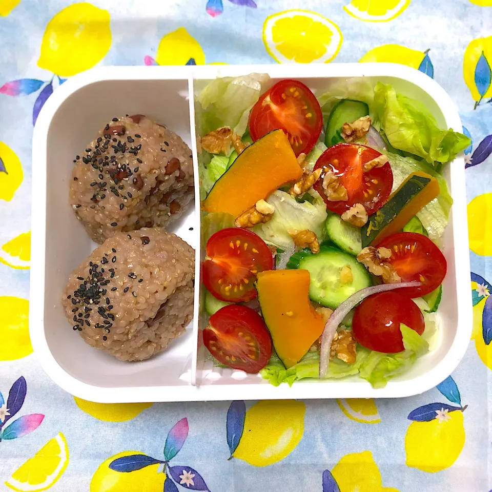 #vegan 
赤飯おにぎりとサラダのお弁当|makiko_aさん