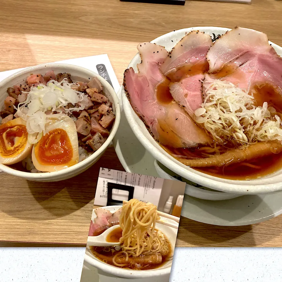 Snapdishの料理写真:真竹ハーフラーメンと炙りレア焼豚丼@優光(銀座)|yoooochanさん