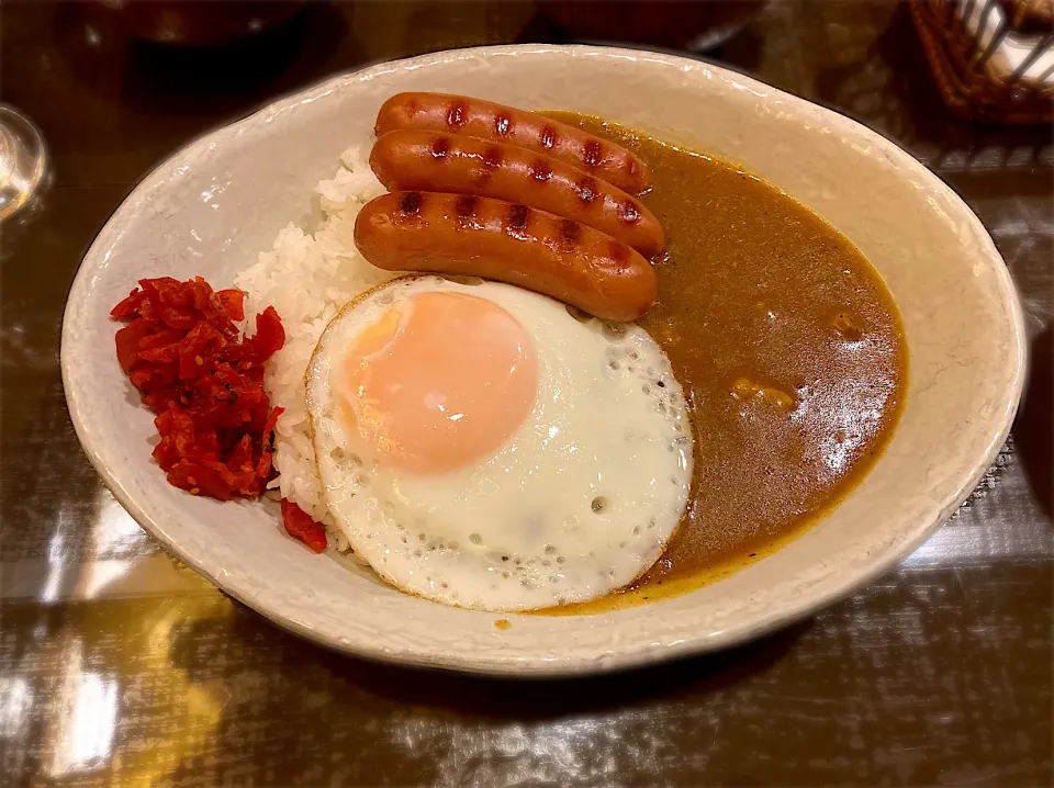 カレー小屋　吉　ウインナーカレー🍛に目玉焼きトッピング🍳|まあやさん