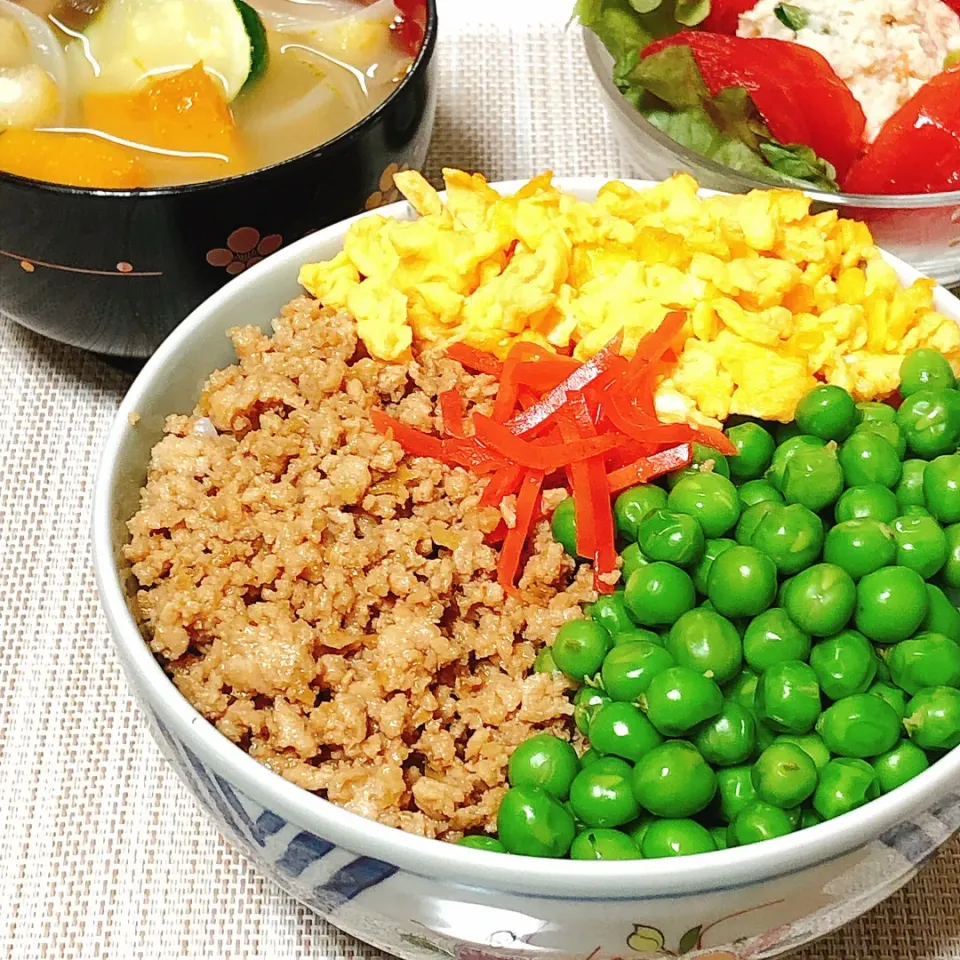 Snapdishの料理写真:三色丼　えんどう豆多め|sarada.makiさん