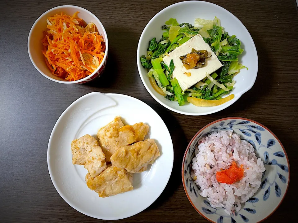 Snapdishの料理写真:鶏胸肉の甘辛焼き、木綿豆腐と大根の葉のナムル、にんじんとえのきの中華風サラダ、明太子ごはん|aaaさん