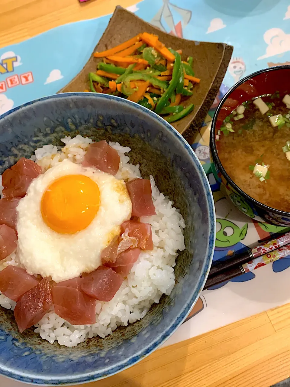 マグロ山かけ丼　&    にんじんとピーマンのきんぴら|ぺろたんさん