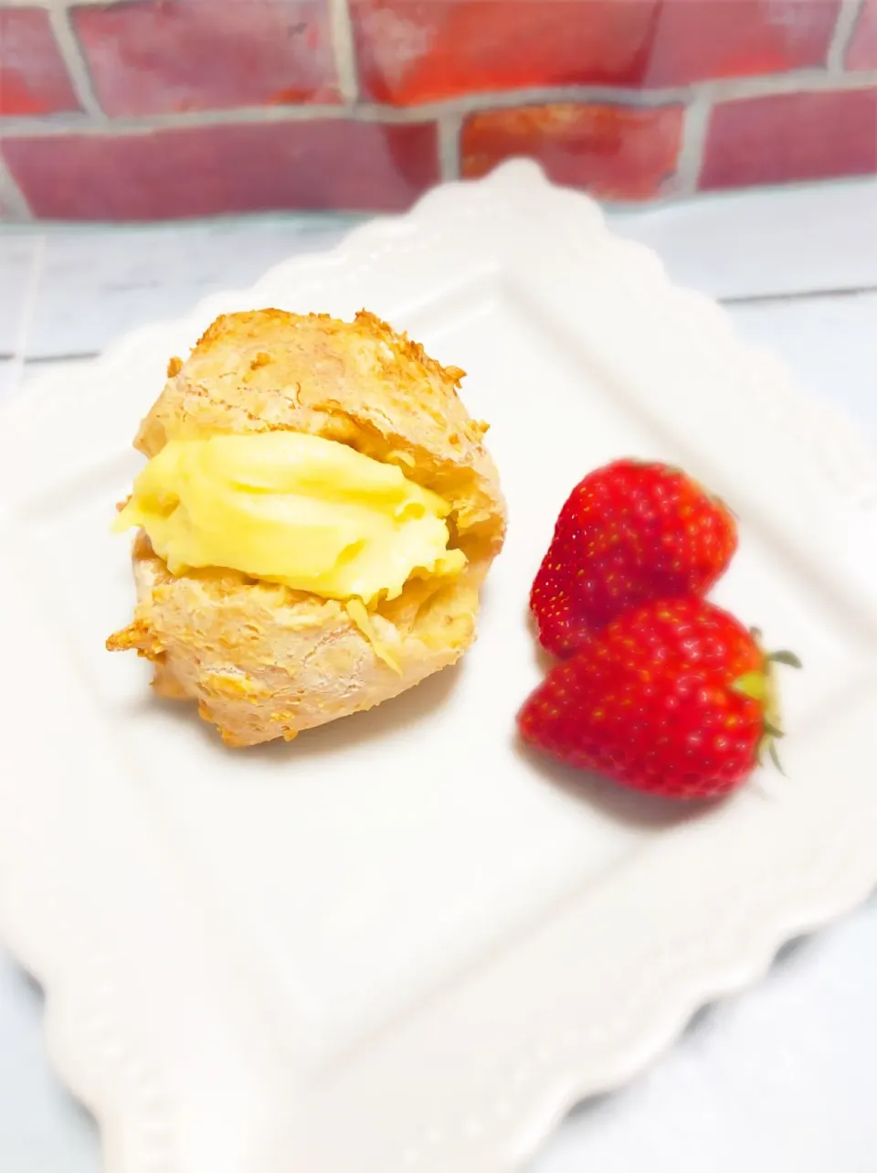 Snapdishの料理写真:シュークリームみたいなパンが焼き上がりました🍓|ゆっきー♪さん