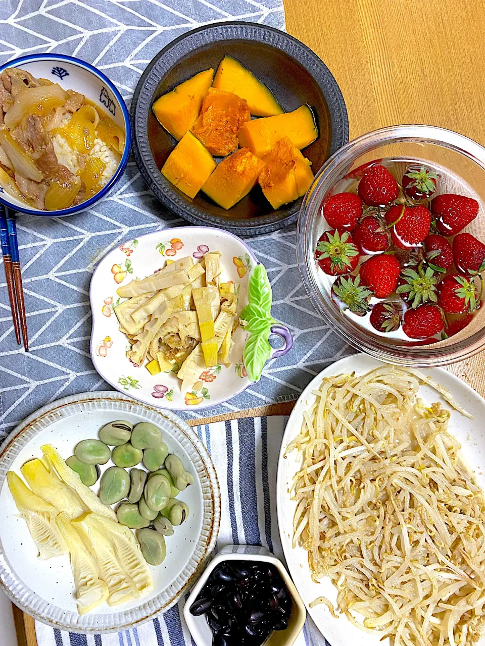 豚丼🐷、もやしの胡麻ナムル、黒豆、かぼちゃの塩蒸し🎃、破竹の酢味噌がけ、破竹の煮物、祖父のいちご🍓|1614さん