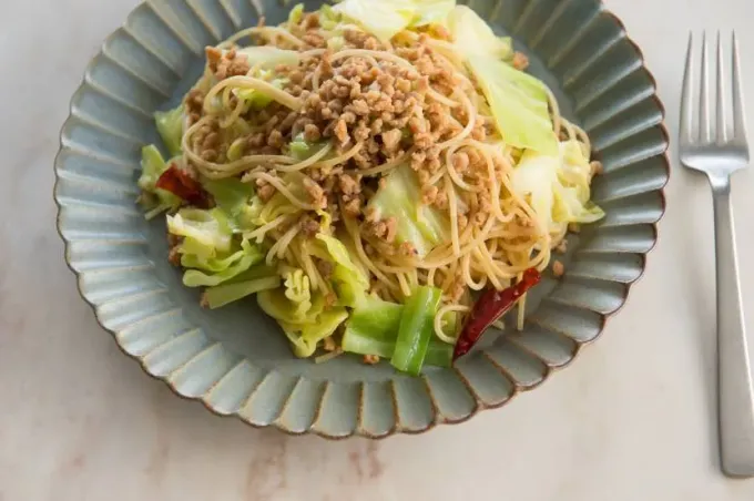 大豆のお肉入りキャベツとアンチョビのパスタ|マルコメ キッチンさん