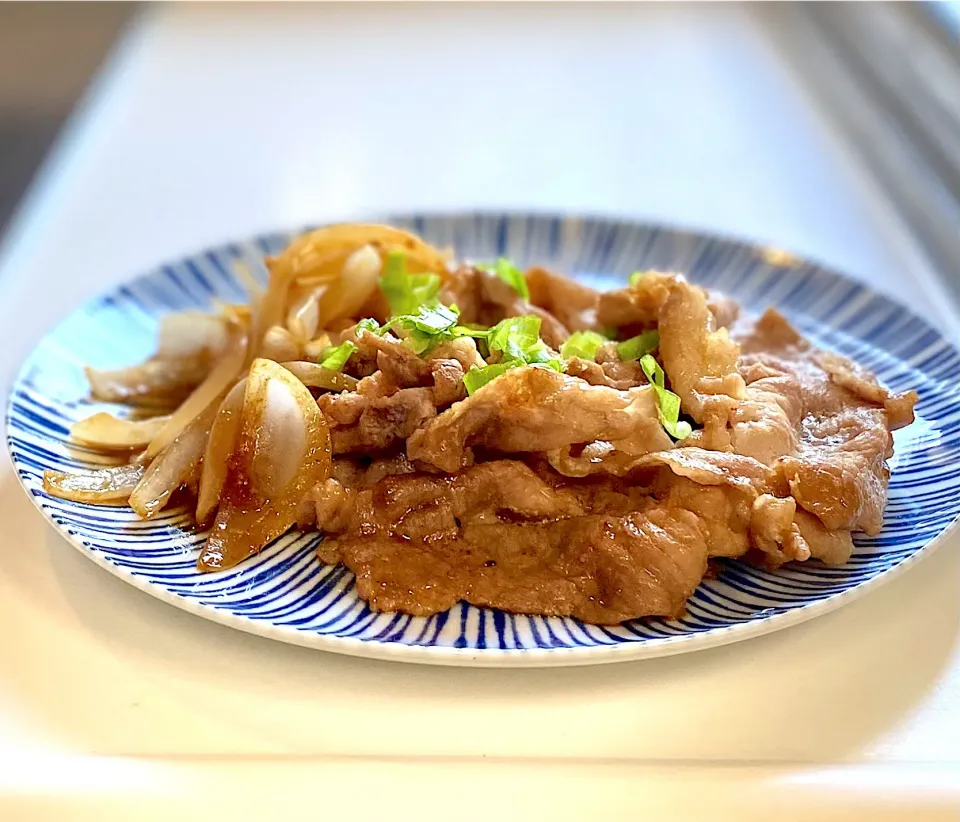 Snapdishの料理写真:豚肉と新玉ネギの生姜焼きです。|かっちゃん杉さん