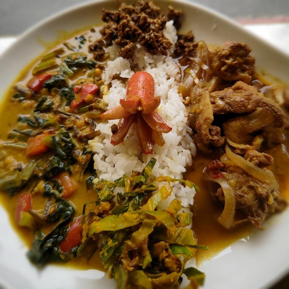 小松菜と赤パプリカミックスダルーカレー+バターチキンカレーのあいがけカレwithタコさんウインナー🐙