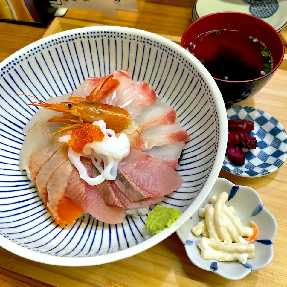 Snapdishの料理写真:博多魚助の豪快海鮮丼ランチ|T. Wonderさん