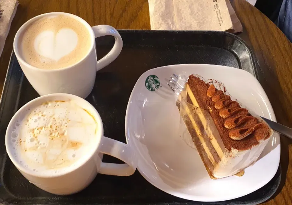 Coffee break.... tiramisu cake 
cafe latte  caramel machiato 💕💁‍♀️🤤😋|🌷lynnlicious🌷さん