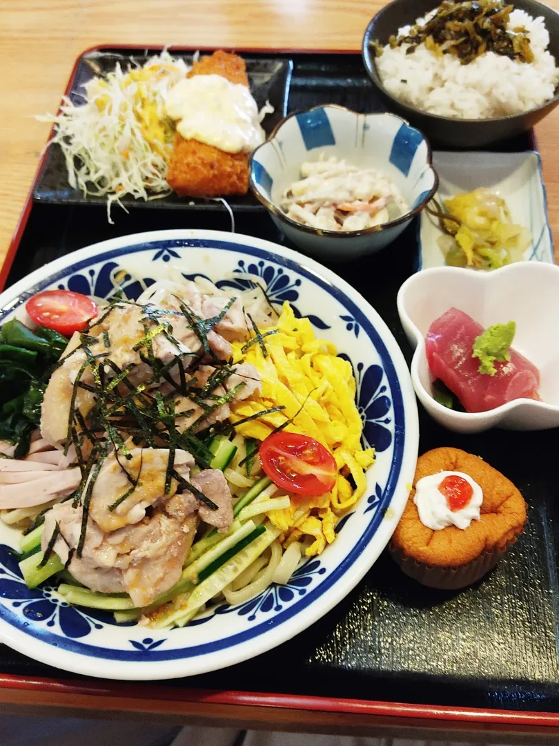 あかちょうちんの冷やし中華

冷やし中華の麺がぶっといなと思ったら、案の定沖縄そばの麺だった。
今日の日替わり定食は、冷やし中華とアジフライとミニ刺身のセットで1,000円。
それだけの理由は十分にあります。|Rピージャーさん