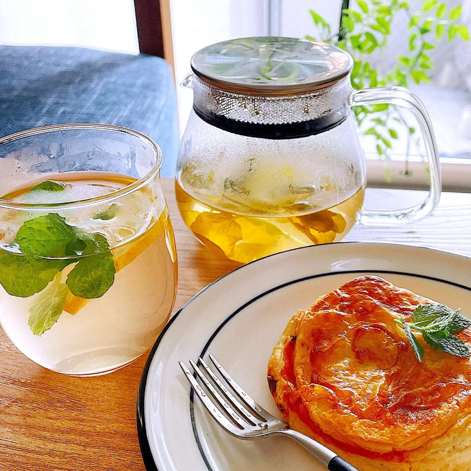 ティータイム　ミートパイ🥧にレモンミントティー🍋🫖|Sの食卓さん