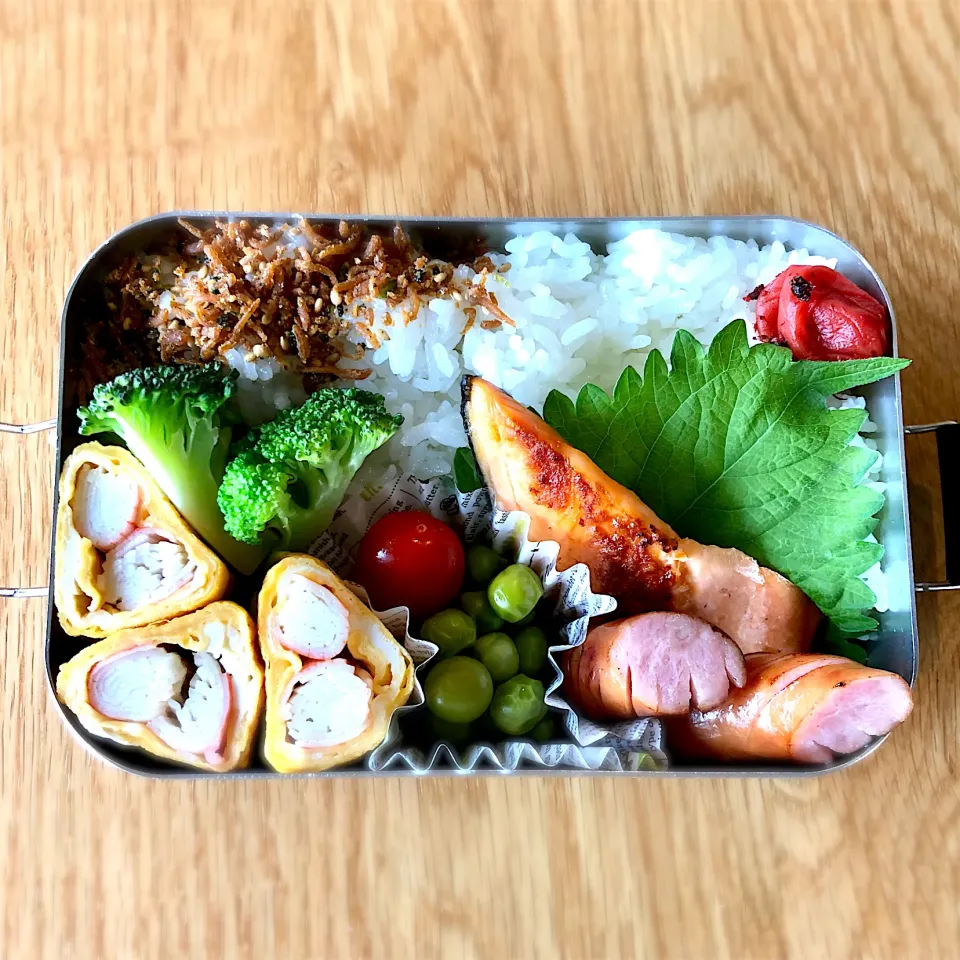 サラ弁　　　　　　　　　　　　　　　　　　焼き鮭　カニカマ卵焼き　グリーンピースの甘煮|じゅんさんさん