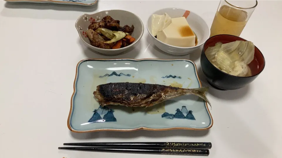 晩御飯∩^ω^∩☆回鍋肉☆鯵の塩焼き☆冷奴☆すまし汁（キャベツ、揚げ、あさり）|Saharaさん