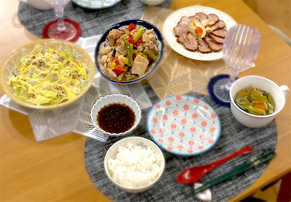 おうち居酒屋メニュー　キャベツとツナのマヨチーズ焼き　鶏肉アスパラトマトのガーリックレモンバター炒め　焼豚　水餃子野菜スープ　もずく|nana 🍅さん