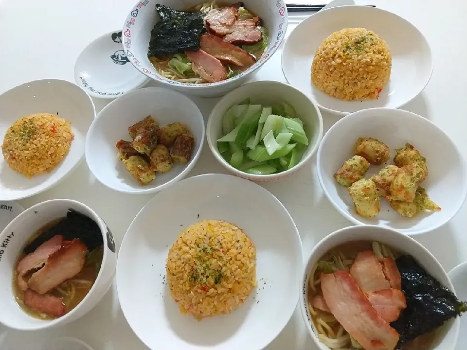 夕食(*^^*)
豚骨醤油ラーメン🍜
卵チャーハン(カニカマ、しらす)
チーズ入り竹輪の磯部揚げ
セロリの漬け物|プリン☆さん