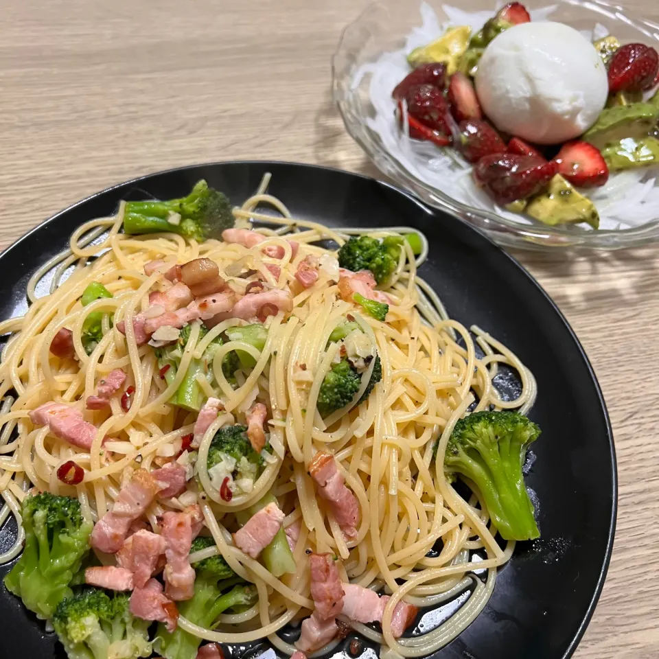 Snapdishの料理写真:ブロッコリーとベーコンのペペロンチーノ&イチゴのバジルソース和え|seiko Oさん