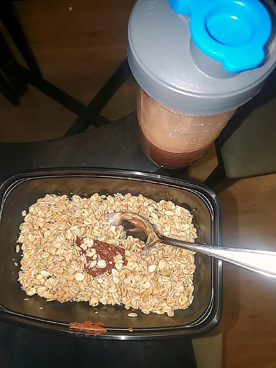 Not the best angle.
Simple Oats with a side of Protein Shake|Ashさん