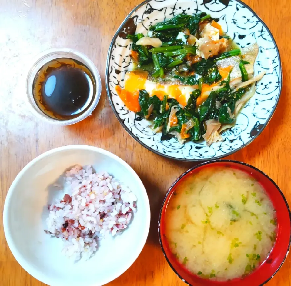 2022 0518　たらとほうれん草の蒸し物　もずく　山芋とあおさのお味噌汁|いもこ。さん