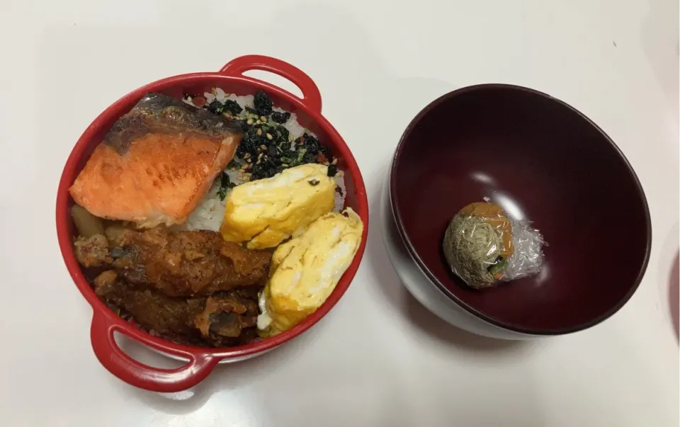 パパ弁∩^ω^∩☆ワカメご飯☆手羽中ハーフの唐揚げ☆卵焼き☆鮭☆たたきごぼう☆みそ玉|Saharaさん