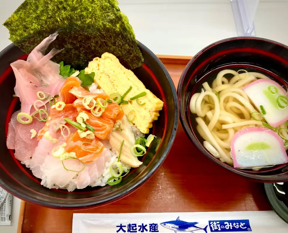 Snapdishの料理写真:今日のランチは                                          「限定日替り海鮮丼•ﾊｰﾌうどん」|mottomoさん