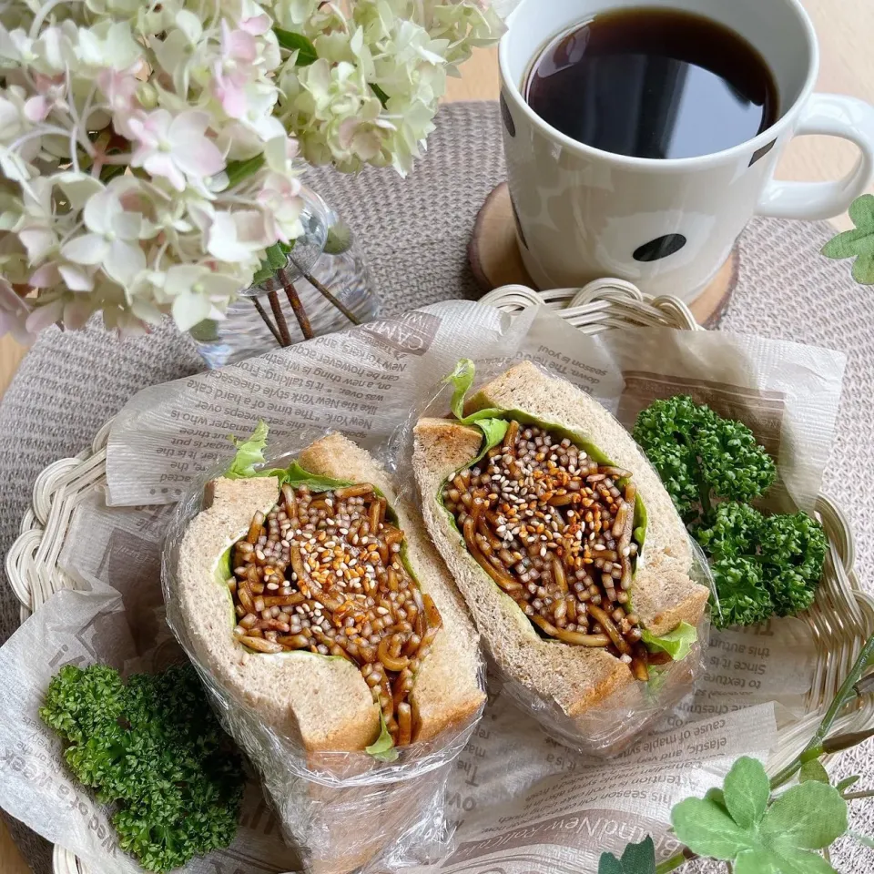 Snapdishの料理写真:5/20❤︎ソース焼きそばサンド🌱✨|Makinsさん