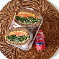 ブラン食パンでブロッコリースプラウトスモークサーモン卵サンドイッチ